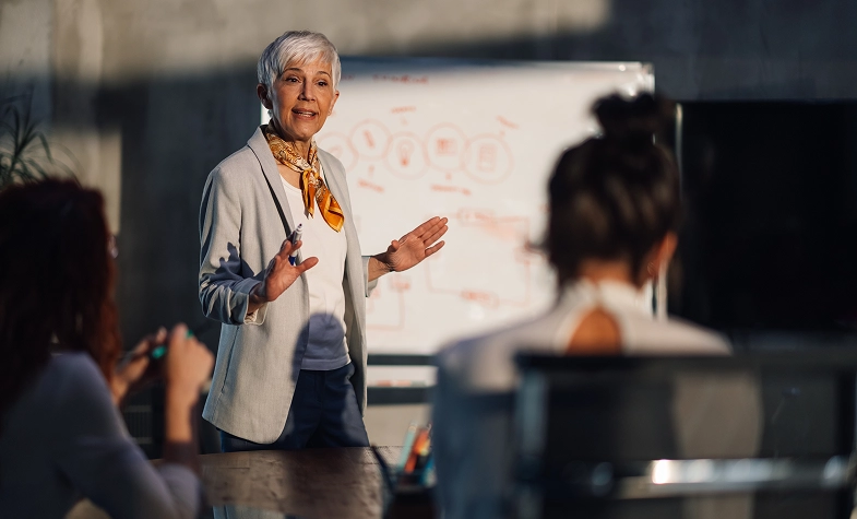 Change leader guiding employee team in transformation